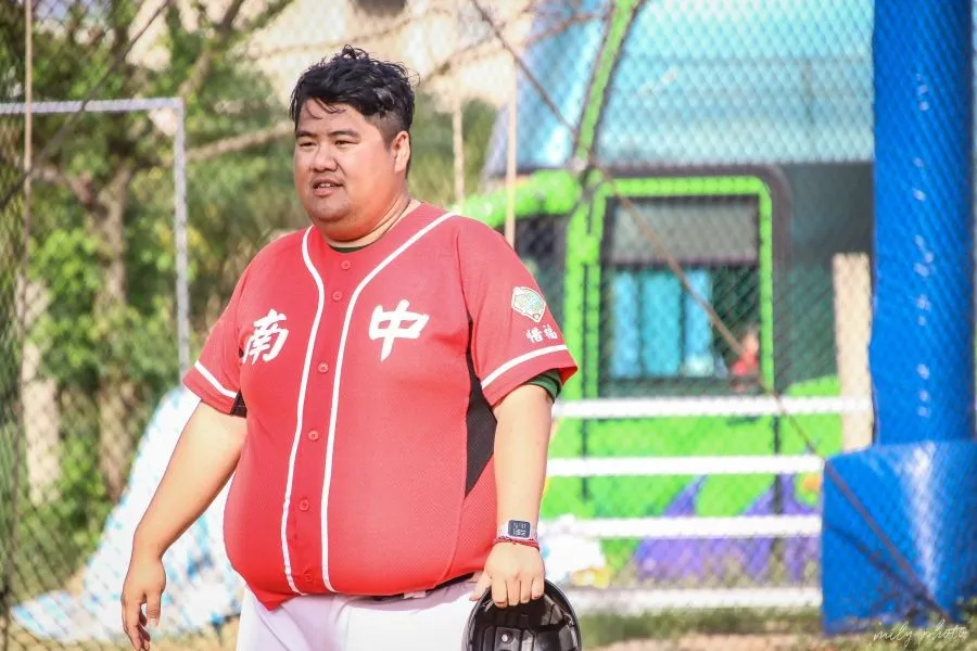 宋炳宏教練站在球場上