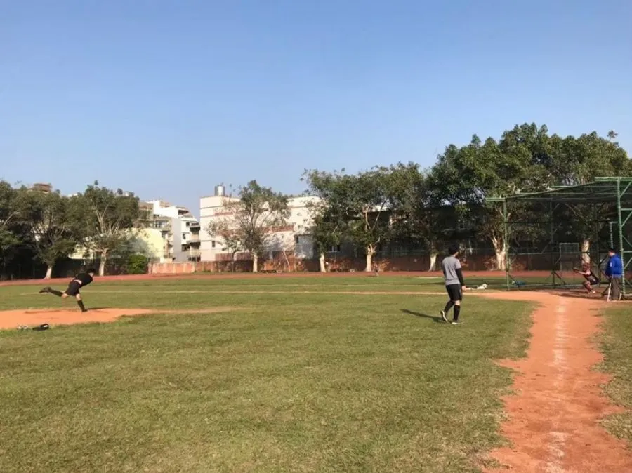 竹南高中校內簡易棒球場練習畫面